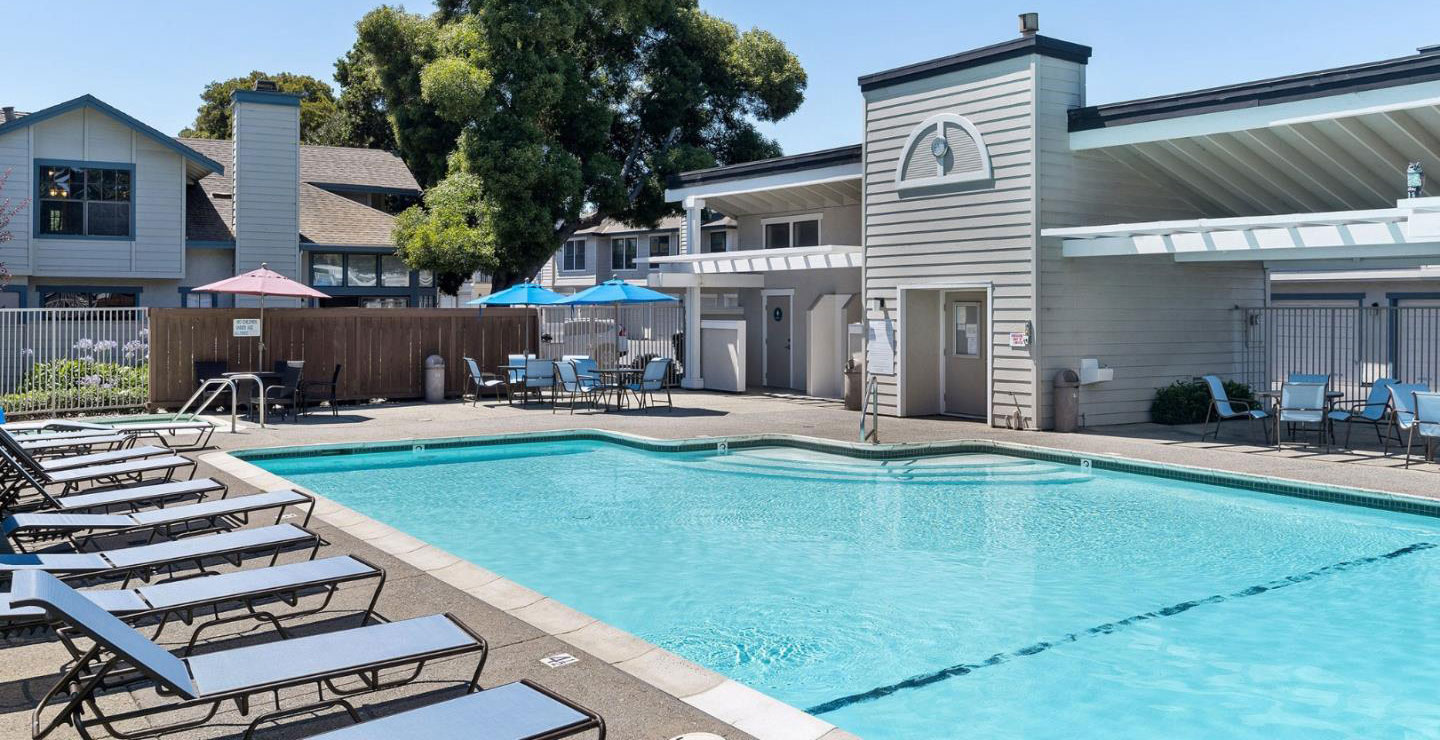 pool at Edgewater Isle